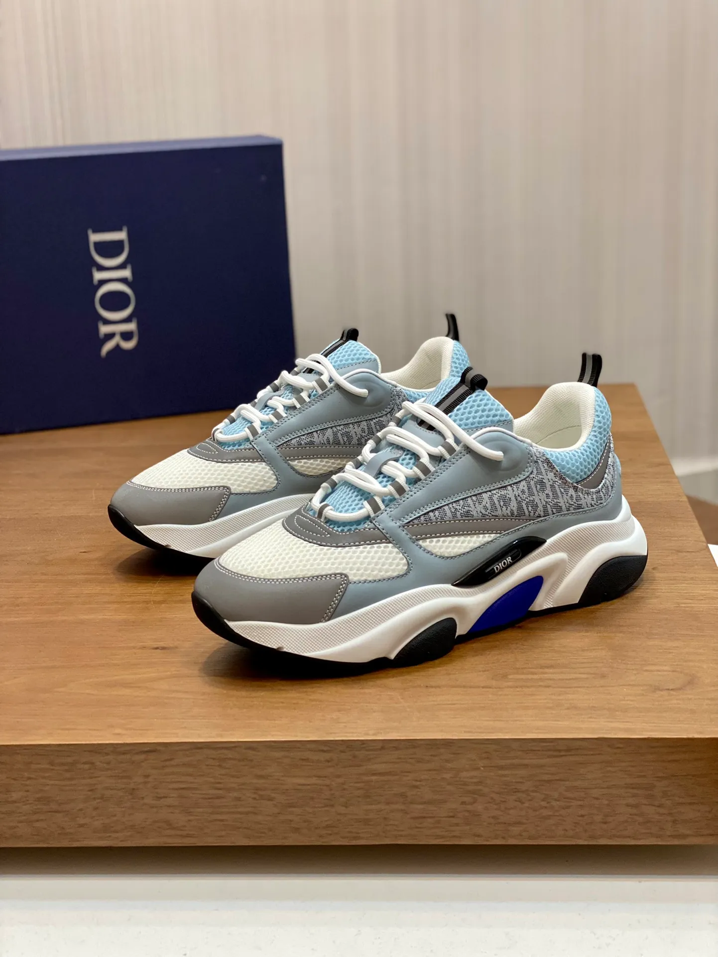 Factory price: 500💰 Dior B22 men's jogging fashion sneakers. This item draws inspiration from retro jogging shoes. It adopts a thick low-top design, with an upper made of leather and mesh fabric, and a black and white engraved rubber sole. The side is decorated with an embossed "Di~r" logo. Code number: 38-45 (38, 45, 46 can be customized)